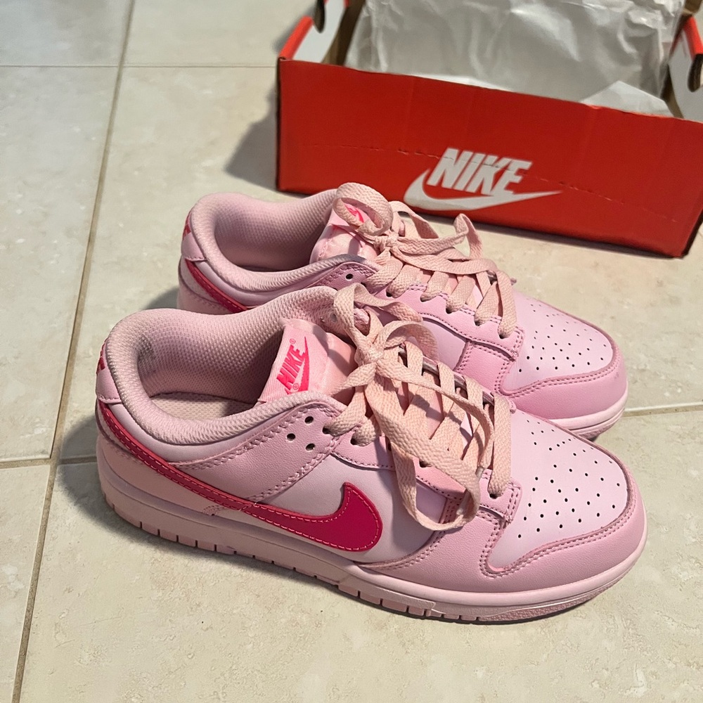 Nike dunk low triple pink